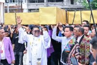 Detik-detik Gibran Pikul Salib di Kupang, Disambut Antusias Warga dan Peserta Pawai