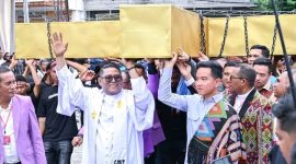 Detik-detik Gibran Pikul Salib di Kupang, Disambut Antusias Warga dan Peserta Pawai
