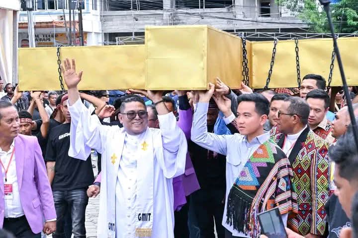 Detik-detik Gibran Pikul Salib di Kupang, Disambut Antusias Warga dan Peserta Pawai