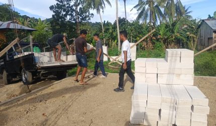 Tak Hanya Jaga Kamtibmas, Polisi di Labuan Bajo Ikut Bangun Mushola Warga