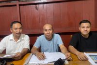Advokat Aldri Dalton Ndolu (Tengah), Asisten Lawyer Sirilus Ladur (kiri), Advokat Ryo Yacob (Kanan) saat konfrensi Pers di Hotel Wisata Labuan Bajo, Kami (23/04/2026) sore. (Foto: Info Labuan Bajo) 