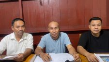 Advokat Aldri Dalton Ndolu (Tengah), Asisten Lawyer Sirilus Ladur (kiri), Advokat Ryo Yacob (Kanan) saat konfrensi Pers di Hotel Wisata Labuan Bajo, Kami (23/04/2026) sore. (Foto: Info Labuan Bajo) 