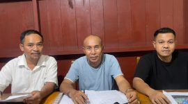 Advokat Aldri Dalton Ndolu (Tengah), Asisten Lawyer Sirilus Ladur (kiri), Advokat Ryo Yacob (Kanan) saat konfrensi Pers di Hotel Wisata Labuan Bajo, Kami (23/04/2026) sore. (Foto: Info Labuan Bajo) 