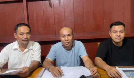 Kuasa Hukum IB Laporkan Emiliana Helni ke Polres Manggarai Barat, Beberkan Dugaan Penyebaran Data Pribadi dan Penghinaan INFOLABUANBAJO.ID — Kuasa hukum IB, ASN di Labuan Bajo, Aldri Dalton Ndolu membeberkan kronologi laporan terhadap Emiliana Helni ke Polres Manggarai Barat terkait dugaan penyebaran data pribadi dan penghinaan melalui media sosial. Didampingi Sirilus Ladur dan Bandri Jerry Jacob, Aldri Dalton Ndolu menjelaskan bahwa laporan tersebut dilayangkan berdasarkan sejumlah unggahan di media sosial yang dinilai merugikan kliennya. “Maka pada tanggal 1 April kemarin kami melaporkan beliau ke Polres Manggarai Barat soal tindak pidana UU ITE. Pasal utama yang dijadikan dasar laporan itu adalah Pasal 27 A junto Pasal 45 serta Pasal 65 UU PDP dan juga KUHP terkait rentenir,” ujar Aldri kepada wartawan di Labuan Bajo. Ia menegaskan, laporan tersebut masih dapat berkembang seiring proses penyelidikan. “Untuk pengembangannya nanti pasti ada, tapi pasal-pasal ini yang kami laporkan untuk saudara E,” katanya. Aldri menyebutkan, bukti yang disertakan dalam laporan berupa tangkapan layar (screenshot) unggahan media sosial yang berisi makian, pencemaran nama baik, serta dugaan penyebaran data pribadi. Terkait pernyataan Emiliana Helni yang menyebut tindakan memviralkan dilakukan atas dasar kesepakatan, Aldri membantah keras hal tersebut. “Kalau kesepakatan itu dijadikan sebuah perjanjian, maka itu melanggar hukum. Karena setiap perjanjian, tidak ada satu klausul bahwa apabila tidak bisa membayar utang lalu diviralkan. Tidak ada satu pun perjanjian di Indonesia seperti itu,” tegasnya. Saat ditanya mengenai adanya perjanjian tertulis antara IB dan EH, Aldri menjelaskan bahwa dokumen yang ada hanya berupa kwitansi. Ia juga menyoroti dugaan bahwa konten yang disebarkan bertujuan merendahkan harkat dan martabat seseorang. “Kalau izin memviralkan itu untuk merendahkan harkat dan martabat orang, maka itu tidak sah secara hukum,” ujarnya. Lebih lanjut, Aldri memaparkan soal aliran dana antara Emiliana Helni dan kliennya. Ia menegaskan seluruh transaksi dilakukan melalui transfer, bukan tunai. “Klien kami tidak pernah menerima uang cash, semuanya melalui transfer. Kami sudah minta klien untuk mencetak rekening koran dan itu lengkap,” jelasnya. Ia kemudian merinci dugaan adanya bunga dalam transaksi tersebut. “Pada tanggal 21 Maret pinjam 5 juta, gantinya 7,5 juta, berarti ada bunga. Ditambah biaya admin 500 ribu, berarti klien kami hanya terima 4,5 juta. Lalu tanggal 9 pinjam 7 juta, gantinya 10 juta, itu 50 persen bunganya. Tanggal 16 pinjam 10 juta, gantinya 15 juta, dan sudah dibayar enam kali per hari. Yang tanggal 9 juga sudah 16 kali bayar,” ungkap Aldri. Menurutnya, jika klaim tidak ada bunga seperti yang disampaikan EH benar, maka jumlah utang kliennya tidak akan mencapai angka puluhan juta seperti yang disebutkan. “Maka kami duga Ibu EH ini sedang menipu publik,” tegasnya. Aldri juga menyatakan pihaknya akan berkoordinasi dengan Otoritas Jasa Keuangan (OJK) untuk meminta audit terkait dugaan praktik tersebut. “Kami akan berkordinasi dengan OJK dan saat ini sudah menyiapkan surat,” katanya. Ia memastikan laporan tersebut akan terus dikawal dan tidak akan dicabut. Dari sisi dampak, Aldri menyoroti kondisi psikologis kliennya yang terdampak. “Secara psikis, suami, anak-anak dan keluarga menanggung beban besar akibat makian, penghinaan, dan penyebaran data pribadi di media sosial,” ujarnya. Menanggapi pernyataan EH soal pertemuan dengan IB, Aldri menyebut kliennya tidak pernah bertemu langsung. “Klien kami hanya dihubungi melalui WhatsApp untuk datang ke vila bertemu orang lain, bukan dengan EH. Itu pun hanya untuk membuat kwitansi dan video atas permintaan EH. Tidak ada transaksi langsung, semuanya melalui transfer,” jelasnya. Ia kembali menegaskan bahwa pernyataan EH sebelumnya tidak sesuai fakta. “Apa yang disampaikan kemarin di Polres, bahwa ini berdasarkan cinta kasih tanpa bunga 50 persen, itu bohong,” tegasnya. Sementara itu, Ryo Jacob menambahkan bahwa jumlah uang yang diterima kliennya tidak sesuai dengan yang disampaikan oleh EH ke publik. “Kami juga telah menerima somasi dan akan mengikuti seluruh proses hukum yang berjalan,” katanya. Terkait foto yang beredar di media sosial, Ryo menyebut foto tersebut merupakan dokumentasi lama. “Foto-foto yang diposting itu foto tahun 2022. Klien kami tidak pernah menjalankan bisnis atau menawarkan produk seperti yang disebutkan. Klien kami adalah PNS dan tidak menjalankan bisnis,” ujarnya. Menanggapi klaim tidak adanya korban, Aldri membantah keras. “Siapa bilang tidak ada korban? Korban adalah klien kami. Dampaknya ke anak-anak, keluarga besar, secara psikis sangat berat dan memalukan,” tegasnya. Ia juga menegaskan bahwa laporan terhadap EH menggunakan pasal berlapis dan masih terbuka kemungkinan pengembangan. “Kalau dalam penyelidikan ada pengancaman atau hal lain, kami akan terus kawal dan koordinasi dengan kepolisian,” katanya. Aldri kembali menegaskan tidak pernah ada pertemuan langsung antara kliennya dengan EH dan seluruh transaksi dilakukan melalui transfer. Ia juga menyatakan kliennya tetap memiliki itikad baik untuk menyelesaikan kewajiban, namun untuk sementara pembayaran dihentikan hingga proses hukum selesai. “Klien kami bersedia membayar, tetapi saat ini kami minta dihentikan dulu karena angka terus berubah, dari 37 juta ke 58 juta hingga 80 juta. Ini sudah kami duga sebagai penipuan dan pemerasan,” pungkasnya.