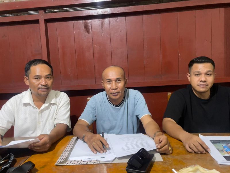 Advokat Aldri Dalton Ndolu (Tengah), Asisten Lawyer Sirilus Ladur (kiri), Advokat Ryo Yacob (Kanan) saat konfrensi Pers di Hotel Wisata Labuan Bajo, Kami (23/04/2026) sore. (Foto: Info Labuan Bajo) 