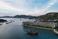 Taman Nasional Komodo dinobatkan sebagai destinasi terindah ke-2 dunia versi Time Out. Nikmati pengalaman island hopping hingga luxury getaway di Meruorah Labuan Bajo dengan pemandangan eksotis dan fasilitas premium.