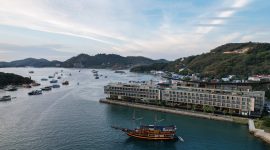 Taman Nasional Komodo dinobatkan sebagai destinasi terindah ke-2 dunia versi Time Out. Nikmati pengalaman island hopping hingga luxury getaway di Meruorah Labuan Bajo dengan pemandangan eksotis dan fasilitas premium.