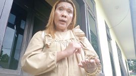 Emiliana Helni saat diwawancara awak media usai pemeriksaan di Mapolres Manggarai Barat.