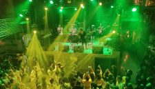 Suasana Intim dan Berkelas, Ipang Lazuardi Meriahkan HUT Paradise Bar ke-22