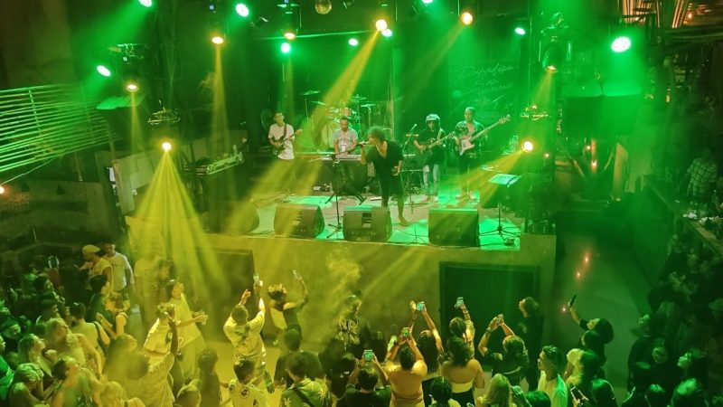 Suasana Intim dan Berkelas, Ipang Lazuardi Meriahkan HUT Paradise Bar ke-22