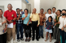 Pengurus KSP Obor Mas Pose Bersama Nasabah Saat Pengembalian Uang