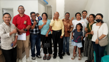 Pengurus KSP Obor Mas Pose Bersama Nasabah Saat Pengembalian Uang